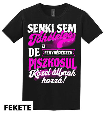 SENKI SEM TÖKÉLETES DE A_AZ  FÉNYKÉPÉSZEK ÁTKOZOTTUL KÖZEL ÁLLNAK  HOZZÁ