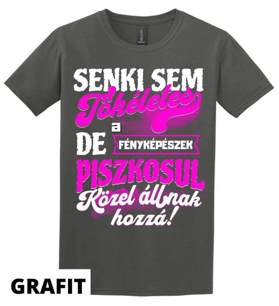 SENKI SEM TÖKÉLETES DE A_AZ  FÉNYKÉPÉSZEK ÁTKOZOTTUL KÖZEL ÁLLNAK  HOZZÁ