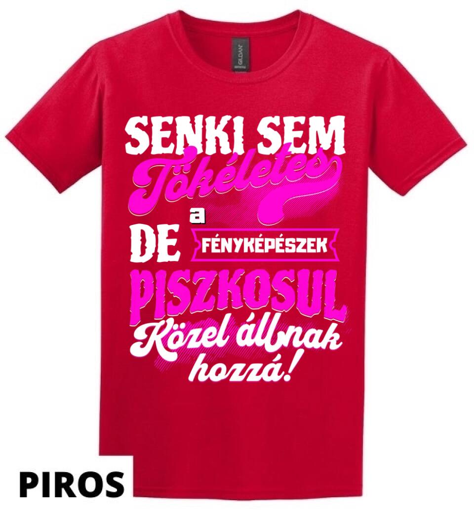 SENKI SEM TÖKÉLETES DE A_AZ  FÉNYKÉPÉSZEK ÁTKOZOTTUL KÖZEL ÁLLNAK  HOZZÁ