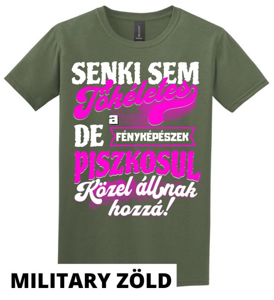 SENKI SEM TÖKÉLETES DE A_AZ  FÉNYKÉPÉSZEK ÁTKOZOTTUL KÖZEL ÁLLNAK  HOZZÁ