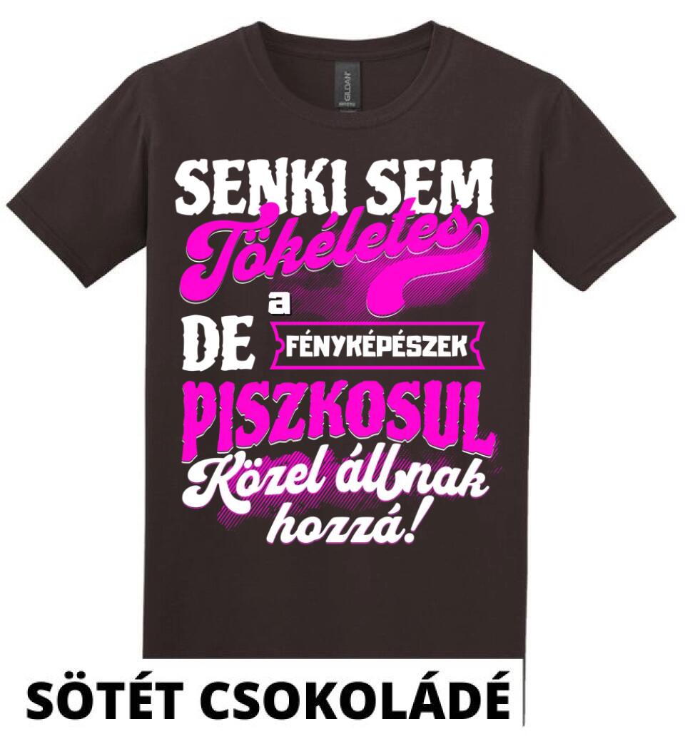 SENKI SEM TÖKÉLETES DE A_AZ  FÉNYKÉPÉSZEK ÁTKOZOTTUL KÖZEL ÁLLNAK  HOZZÁ