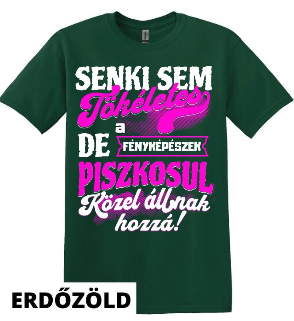 SENKI SEM TÖKÉLETES DE A_AZ  FÉNYKÉPÉSZEK ÁTKOZOTTUL KÖZEL ÁLLNAK  HOZZÁ