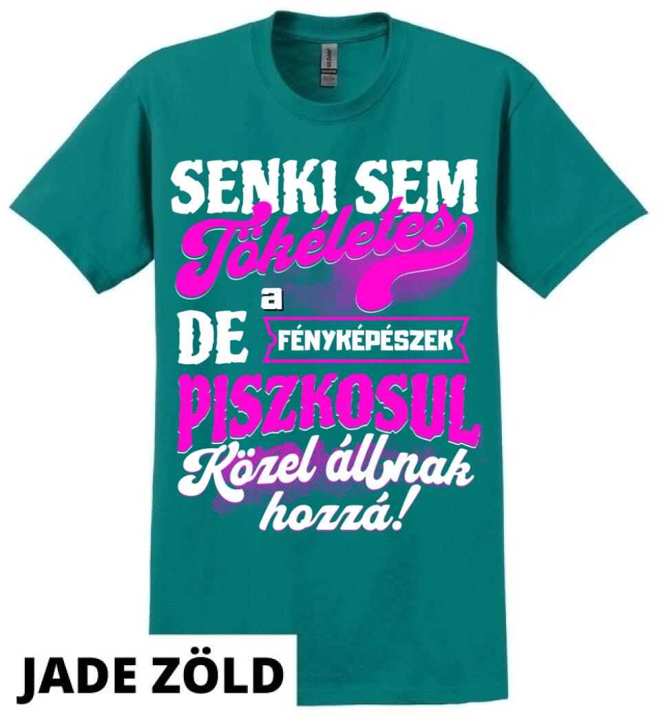 SENKI SEM TÖKÉLETES DE A_AZ  FÉNYKÉPÉSZEK ÁTKOZOTTUL KÖZEL ÁLLNAK  HOZZÁ