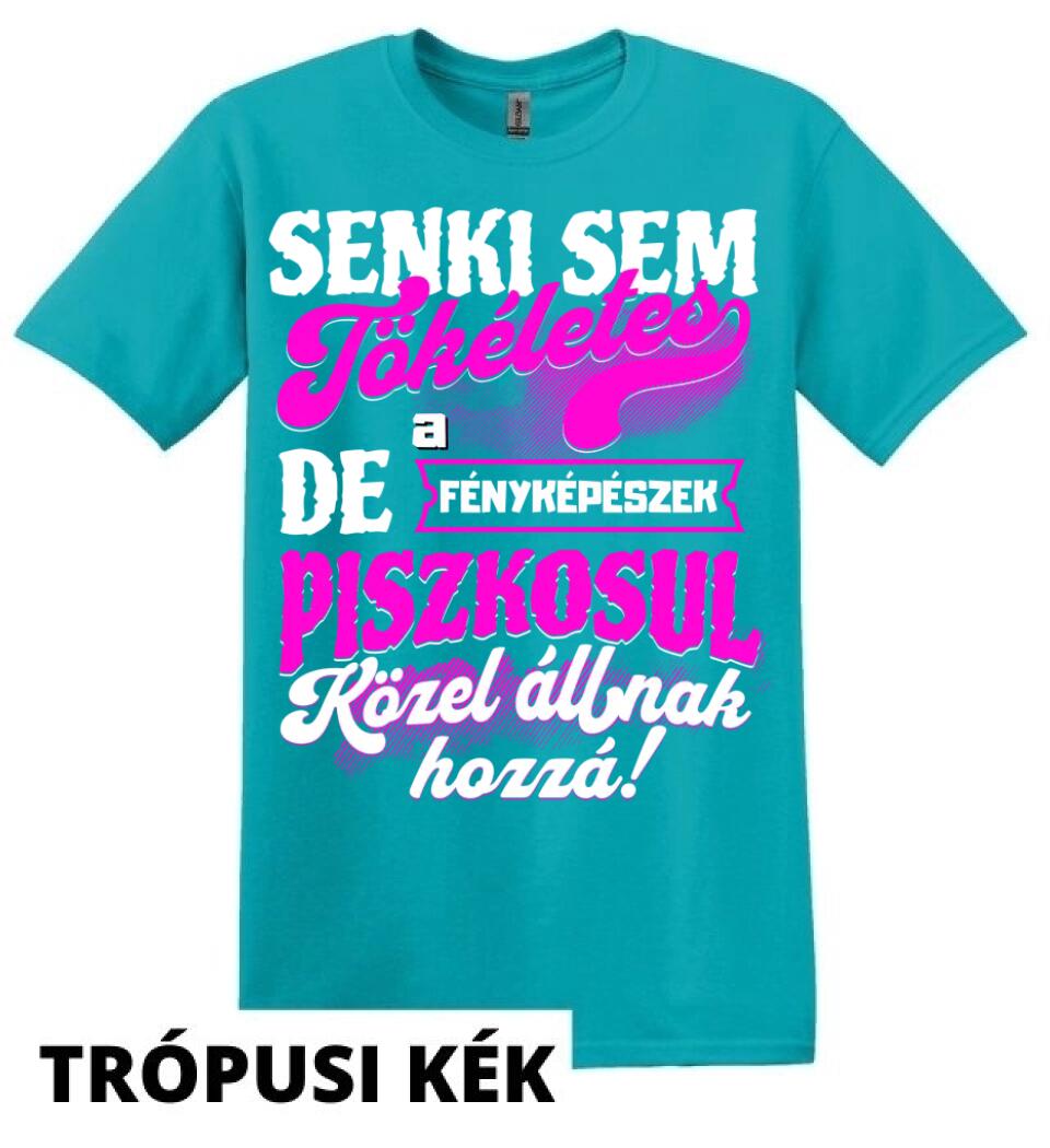 SENKI SEM TÖKÉLETES DE A_AZ  FÉNYKÉPÉSZEK ÁTKOZOTTUL KÖZEL ÁLLNAK  HOZZÁ