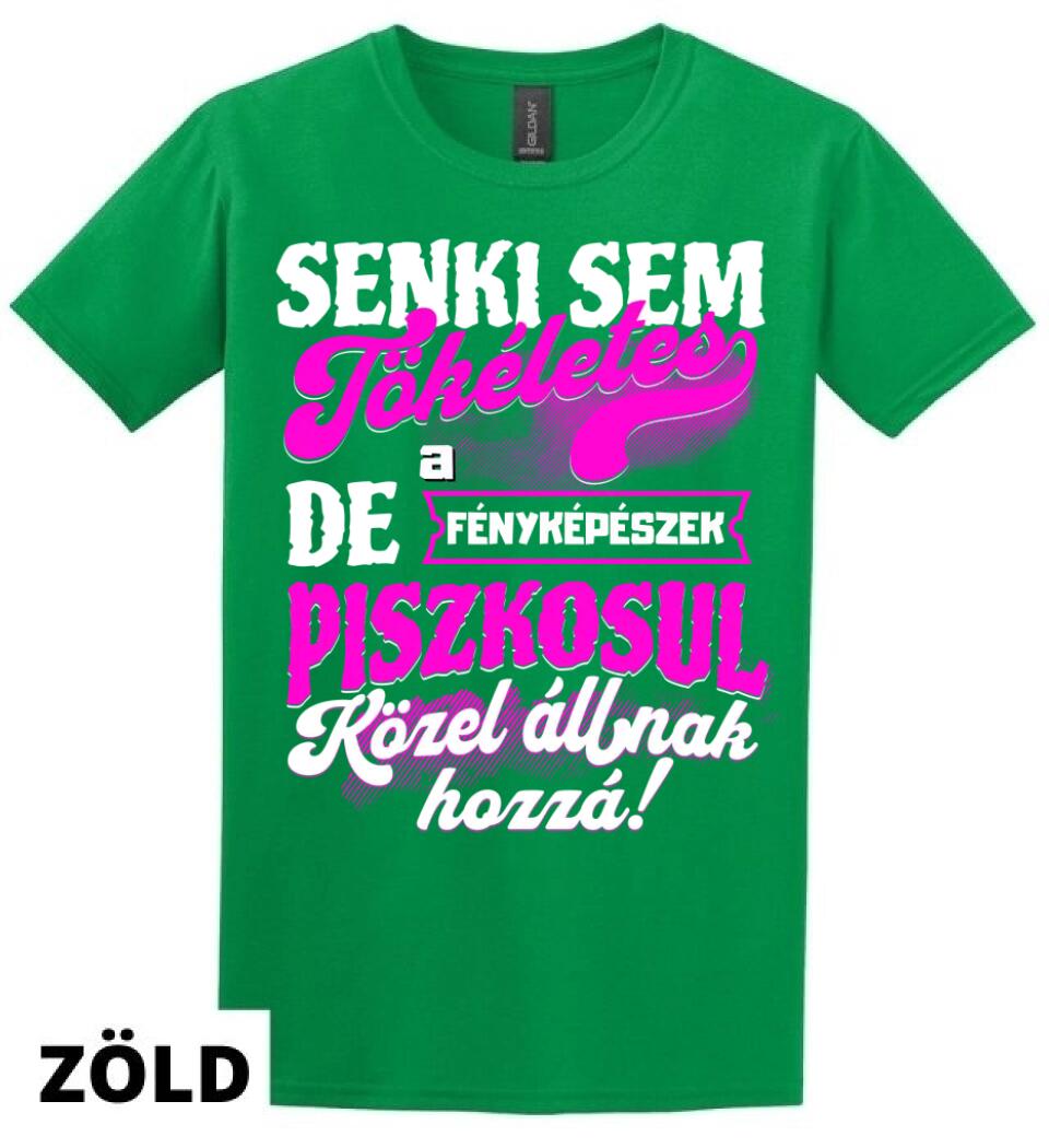 SENKI SEM TÖKÉLETES DE A_AZ  FÉNYKÉPÉSZEK ÁTKOZOTTUL KÖZEL ÁLLNAK  HOZZÁ