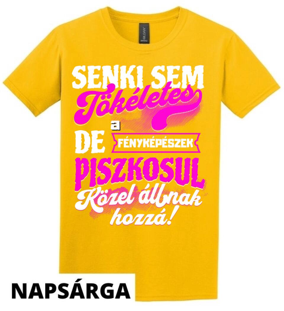 SENKI SEM TÖKÉLETES DE A_AZ  FÉNYKÉPÉSZEK ÁTKOZOTTUL KÖZEL ÁLLNAK  HOZZÁ