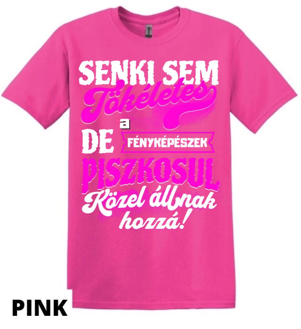 SENKI SEM TÖKÉLETES DE A_AZ  FÉNYKÉPÉSZEK ÁTKOZOTTUL KÖZEL ÁLLNAK  HOZZÁ