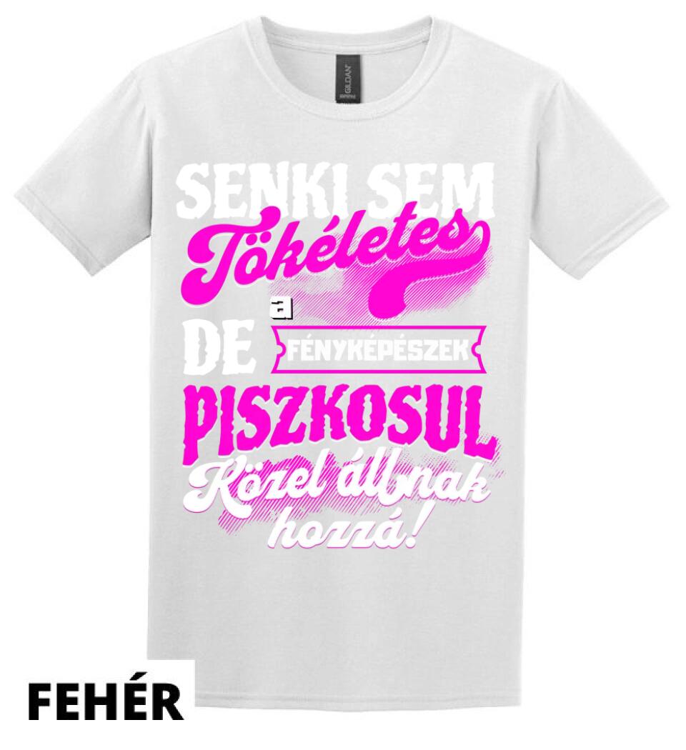 SENKI SEM TÖKÉLETES DE A_AZ  FÉNYKÉPÉSZEK ÁTKOZOTTUL KÖZEL ÁLLNAK  HOZZÁ