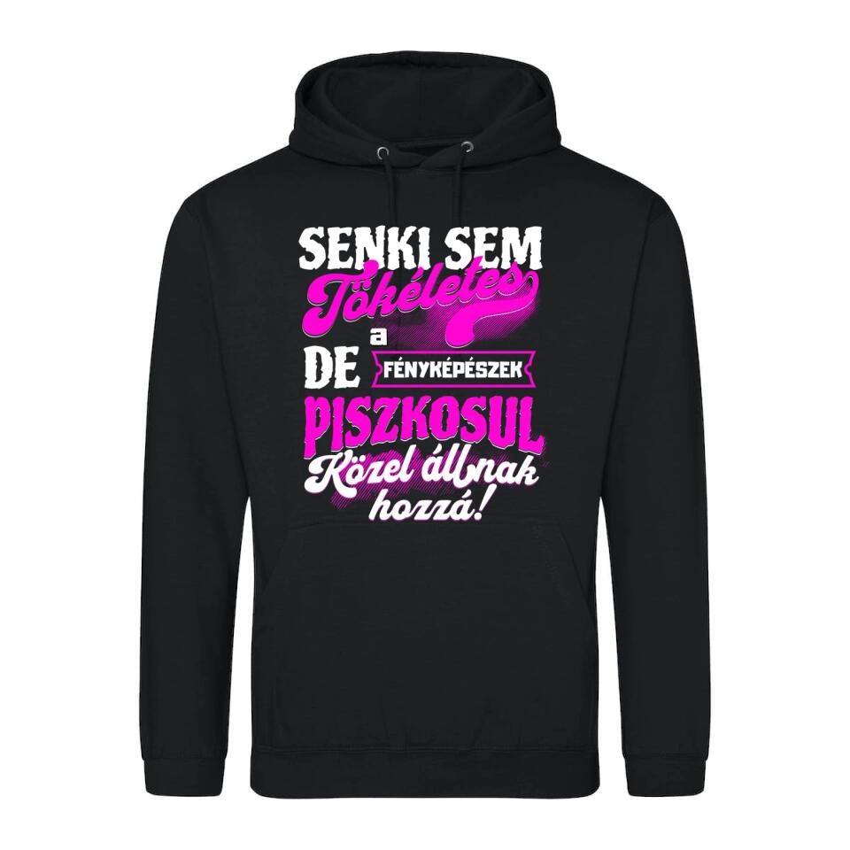 SENKI SEM TÖKÉLETES DE A_AZ  FÉNYKÉPÉSZEK ÁTKOZOTTUL KÖZEL ÁLLNAK  HOZZÁ