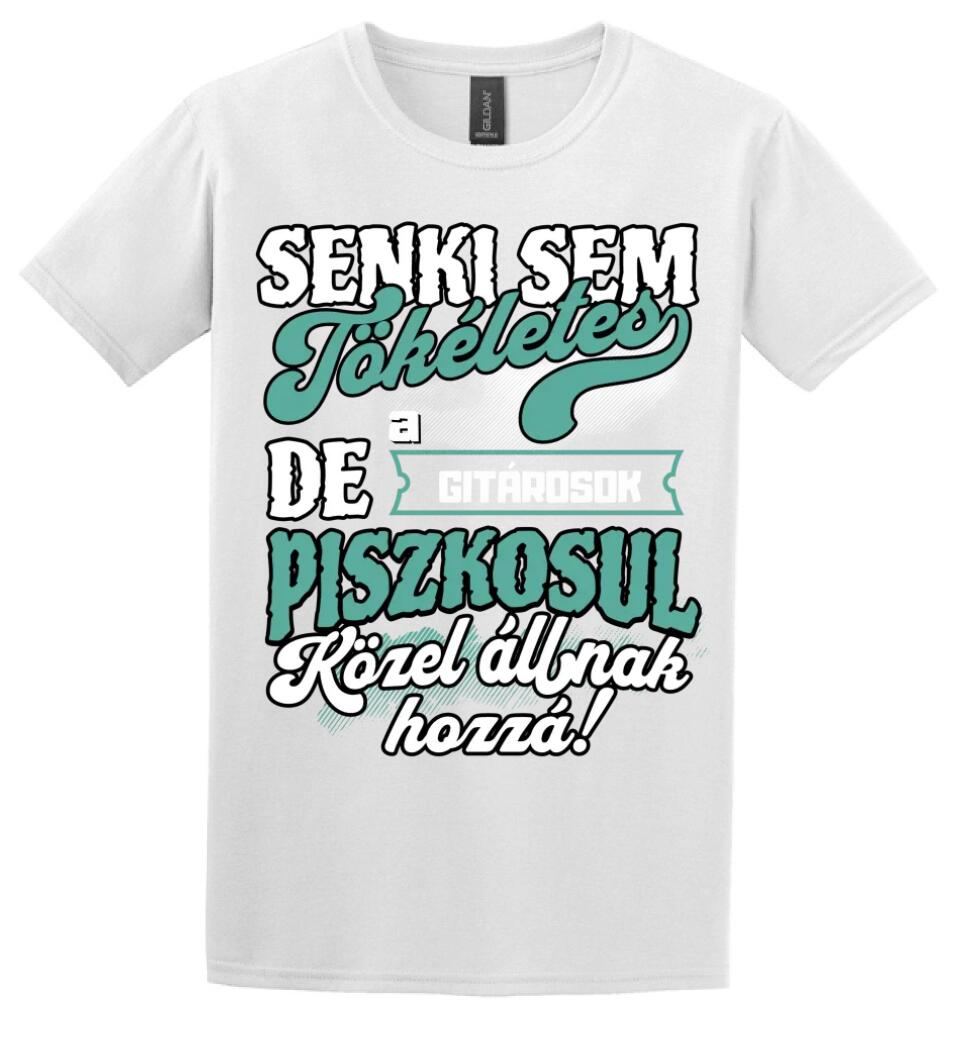 SENKI SEM TÖKÉLETES DE A_AZ  GITÁROSOK ÁTKOZOTTUL KÖZEL ÁLLNAK  HOZZÁ