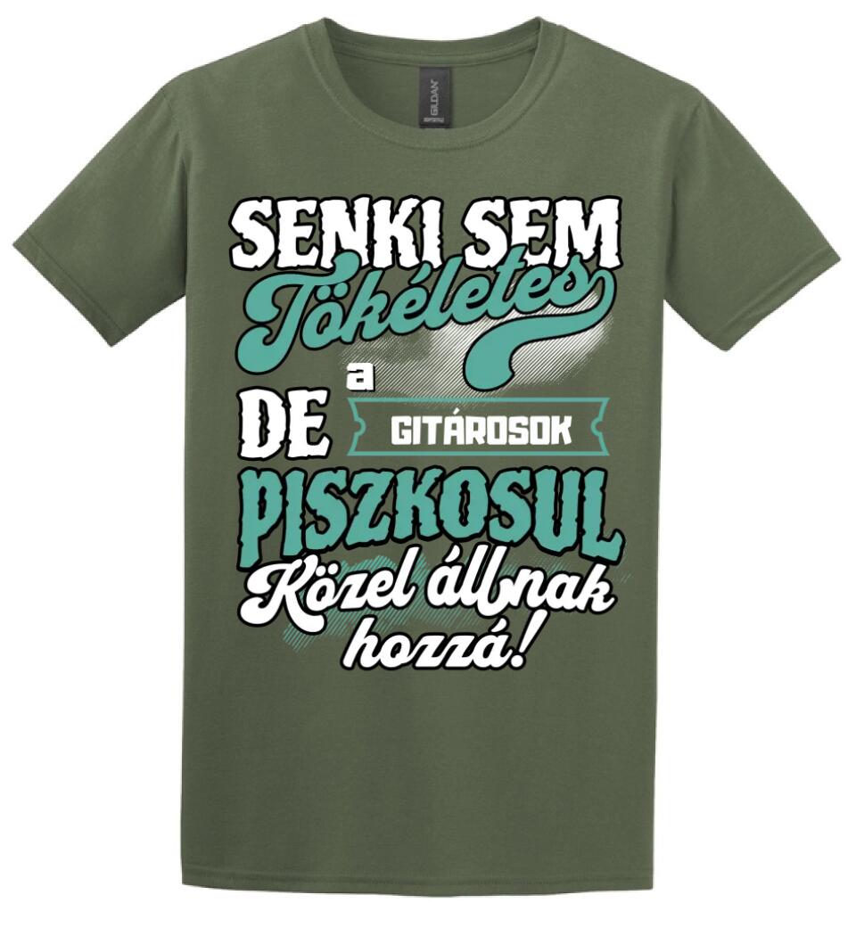 SENKI SEM TÖKÉLETES DE A_AZ  GITÁROSOK ÁTKOZOTTUL KÖZEL ÁLLNAK  HOZZÁ