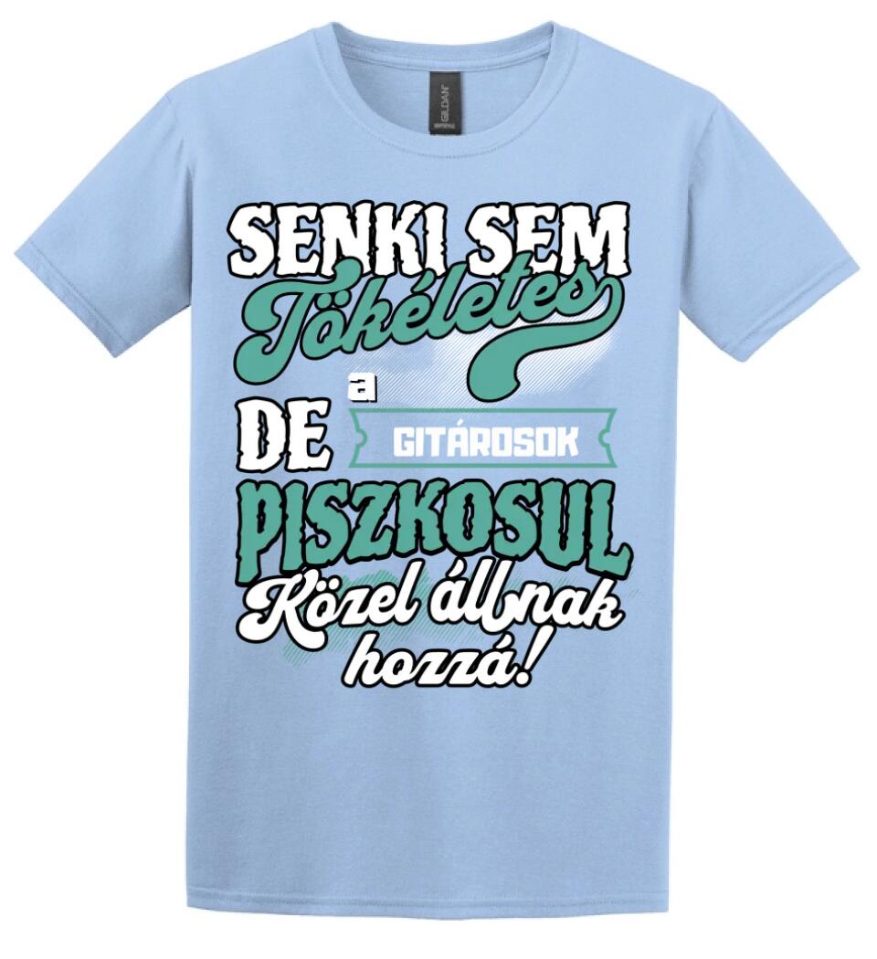 SENKI SEM TÖKÉLETES DE A_AZ  GITÁROSOK ÁTKOZOTTUL KÖZEL ÁLLNAK  HOZZÁ