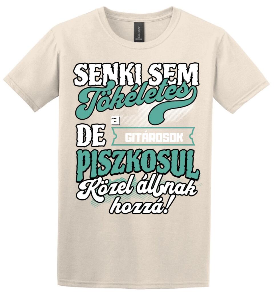 SENKI SEM TÖKÉLETES DE A_AZ  GITÁROSOK ÁTKOZOTTUL KÖZEL ÁLLNAK  HOZZÁ