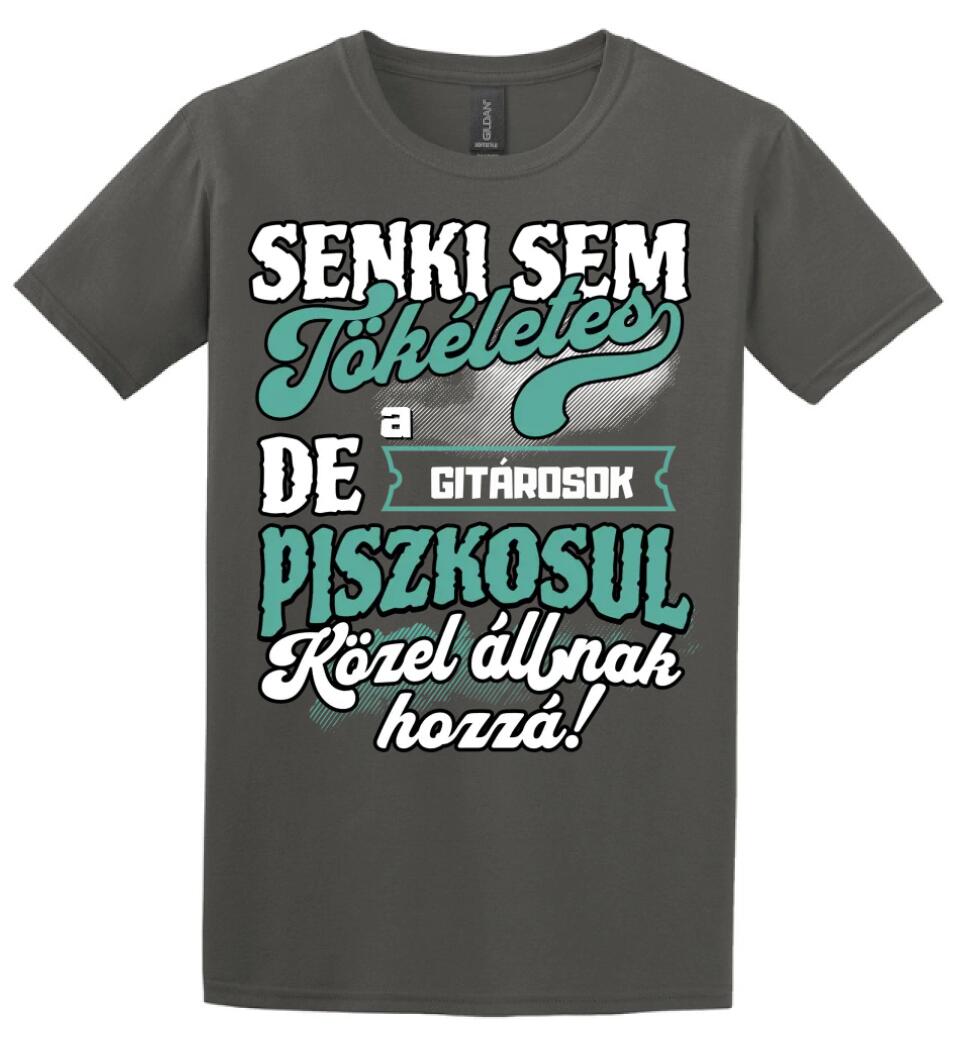 SENKI SEM TÖKÉLETES DE A_AZ  GITÁROSOK ÁTKOZOTTUL KÖZEL ÁLLNAK  HOZZÁ