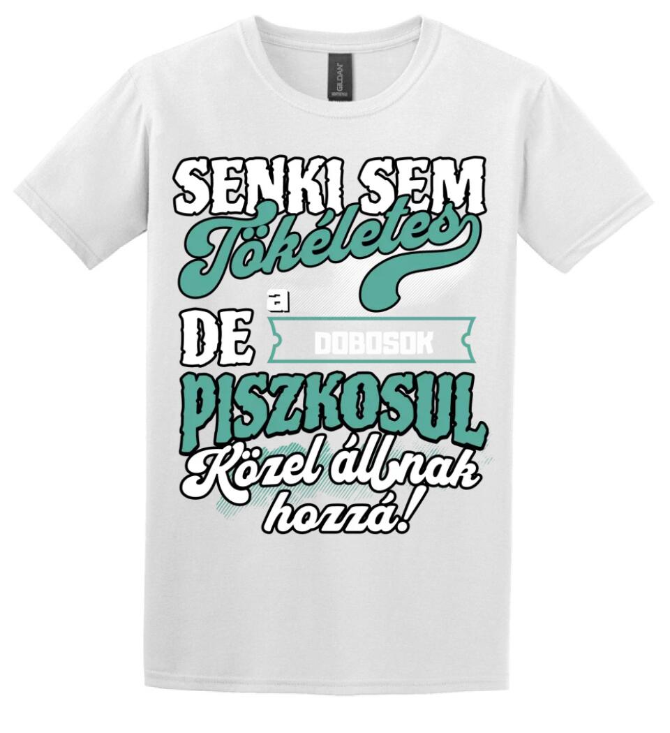 SENKI SEM TÖKÉLETES DE A_AZ  DOBOSOK ÁTKOZOTTUL KÖZEL ÁLLNAK  HOZZÁ