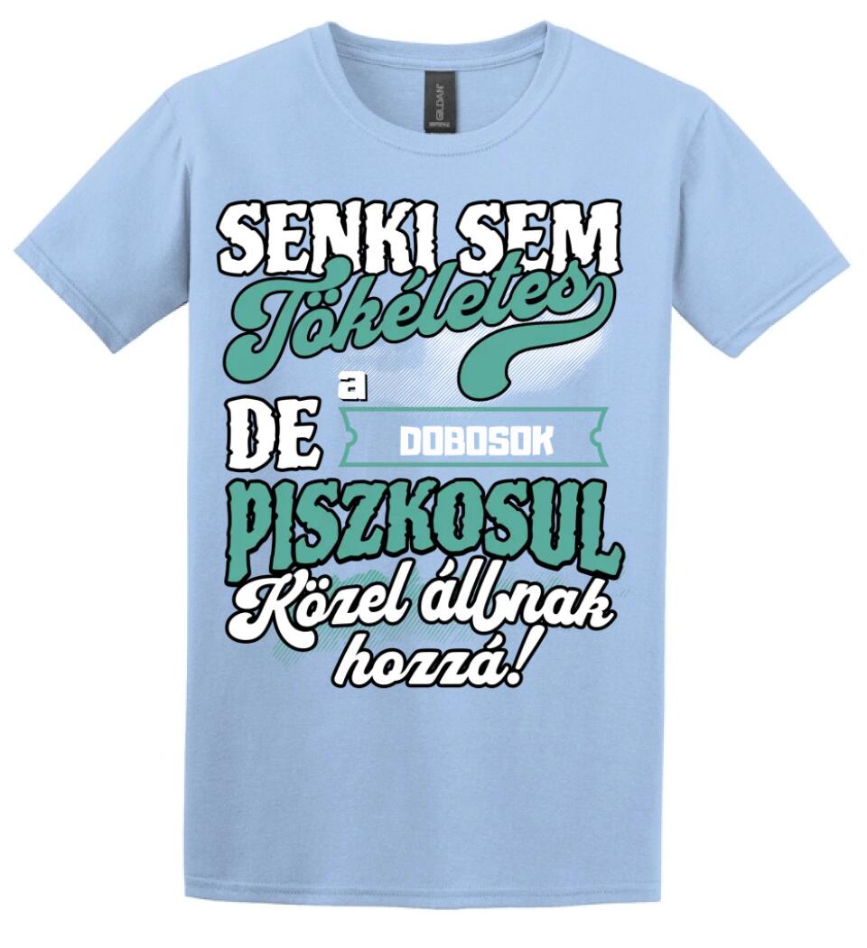 SENKI SEM TÖKÉLETES DE A_AZ  DOBOSOK ÁTKOZOTTUL KÖZEL ÁLLNAK  HOZZÁ