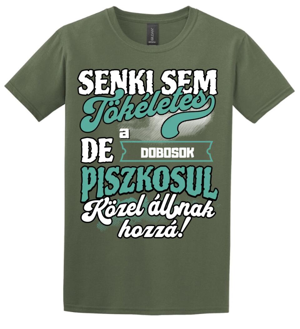 SENKI SEM TÖKÉLETES DE A_AZ  DOBOSOK ÁTKOZOTTUL KÖZEL ÁLLNAK  HOZZÁ