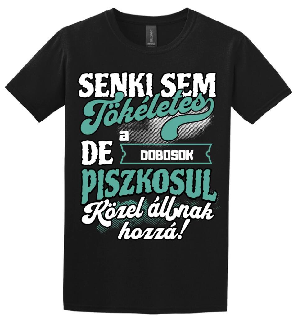 SENKI SEM TÖKÉLETES DE A_AZ  DOBOSOK ÁTKOZOTTUL KÖZEL ÁLLNAK  HOZZÁ