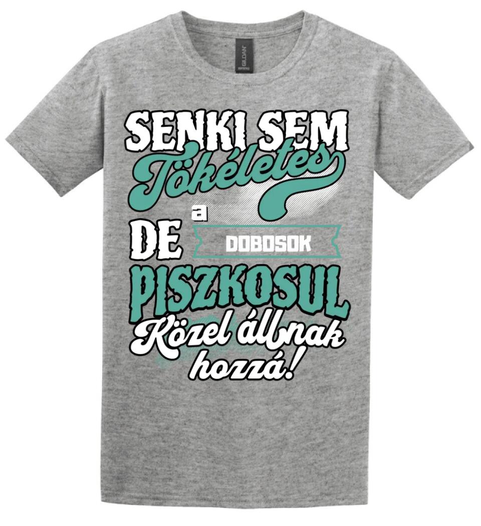 SENKI SEM TÖKÉLETES DE A_AZ  DOBOSOK ÁTKOZOTTUL KÖZEL ÁLLNAK  HOZZÁ