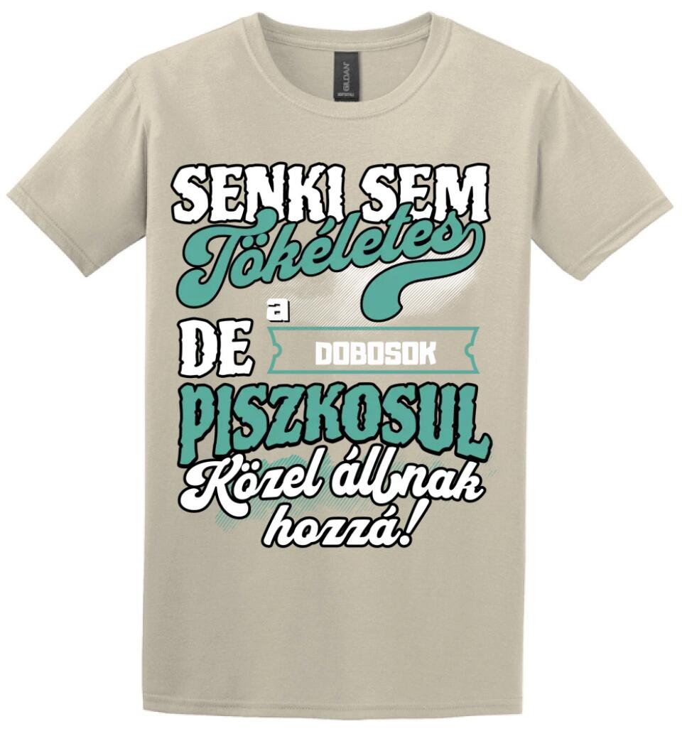 SENKI SEM TÖKÉLETES DE A_AZ  DOBOSOK ÁTKOZOTTUL KÖZEL ÁLLNAK  HOZZÁ