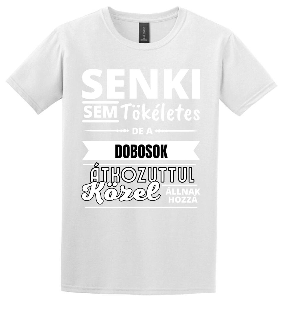 SENKI SEM TÖKÉLETES DE  DOBOSOK