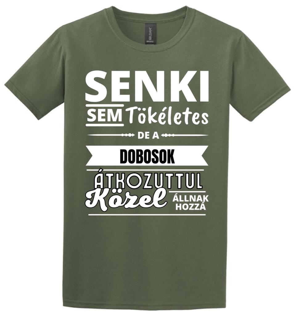 SENKI SEM TÖKÉLETES DE  DOBOSOK