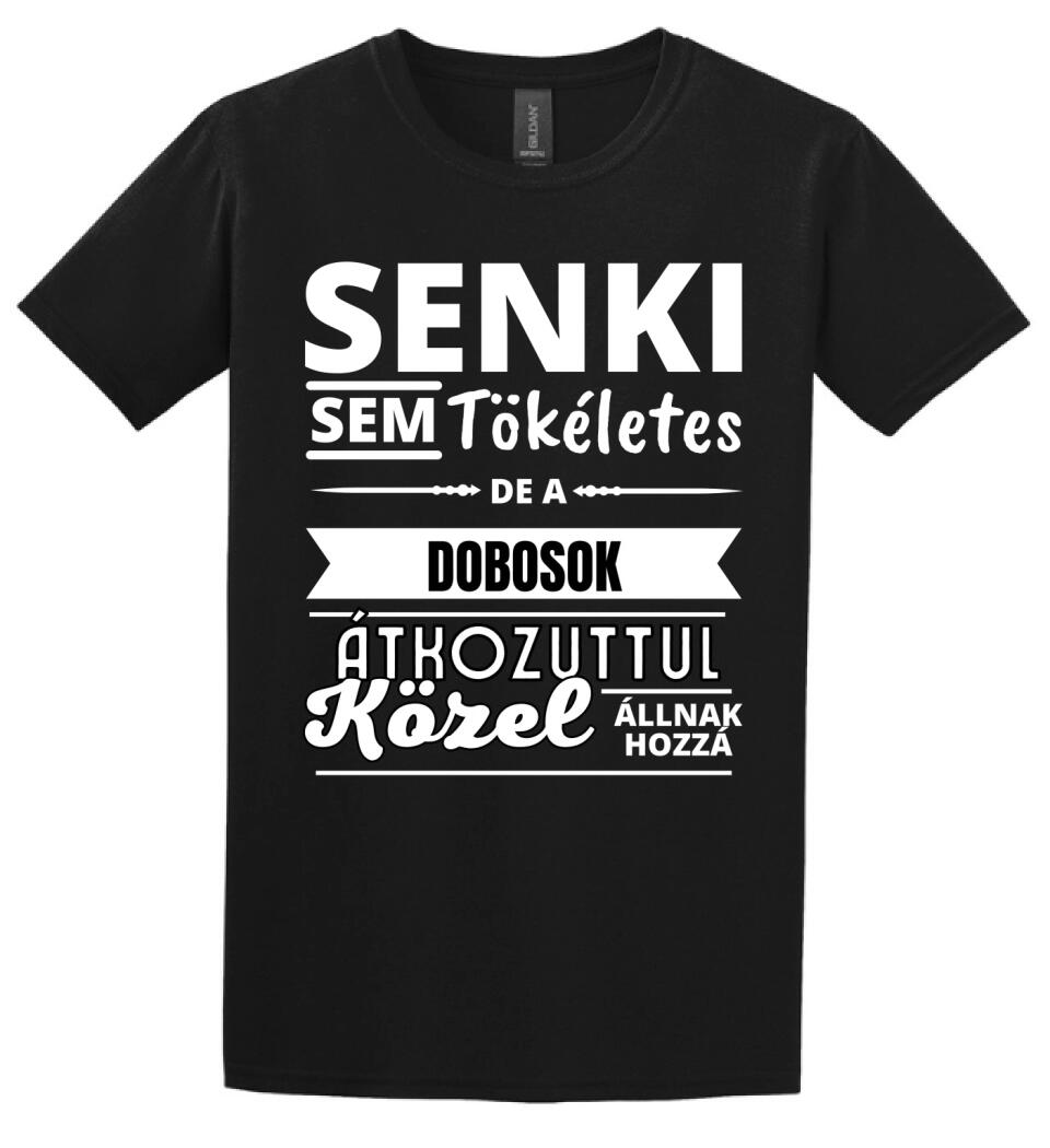 SENKI SEM TÖKÉLETES DE  DOBOSOK