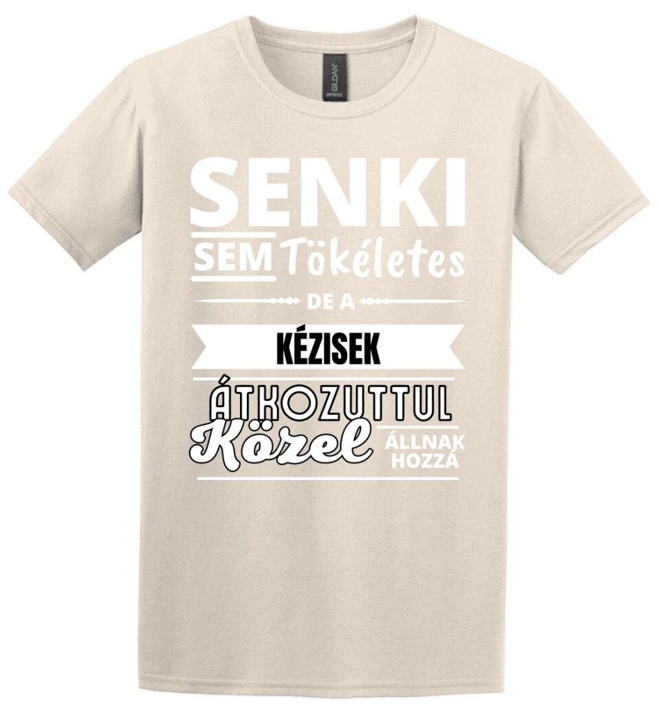 SENKI SEM TÖKÉLETES DE  KÉZISEK