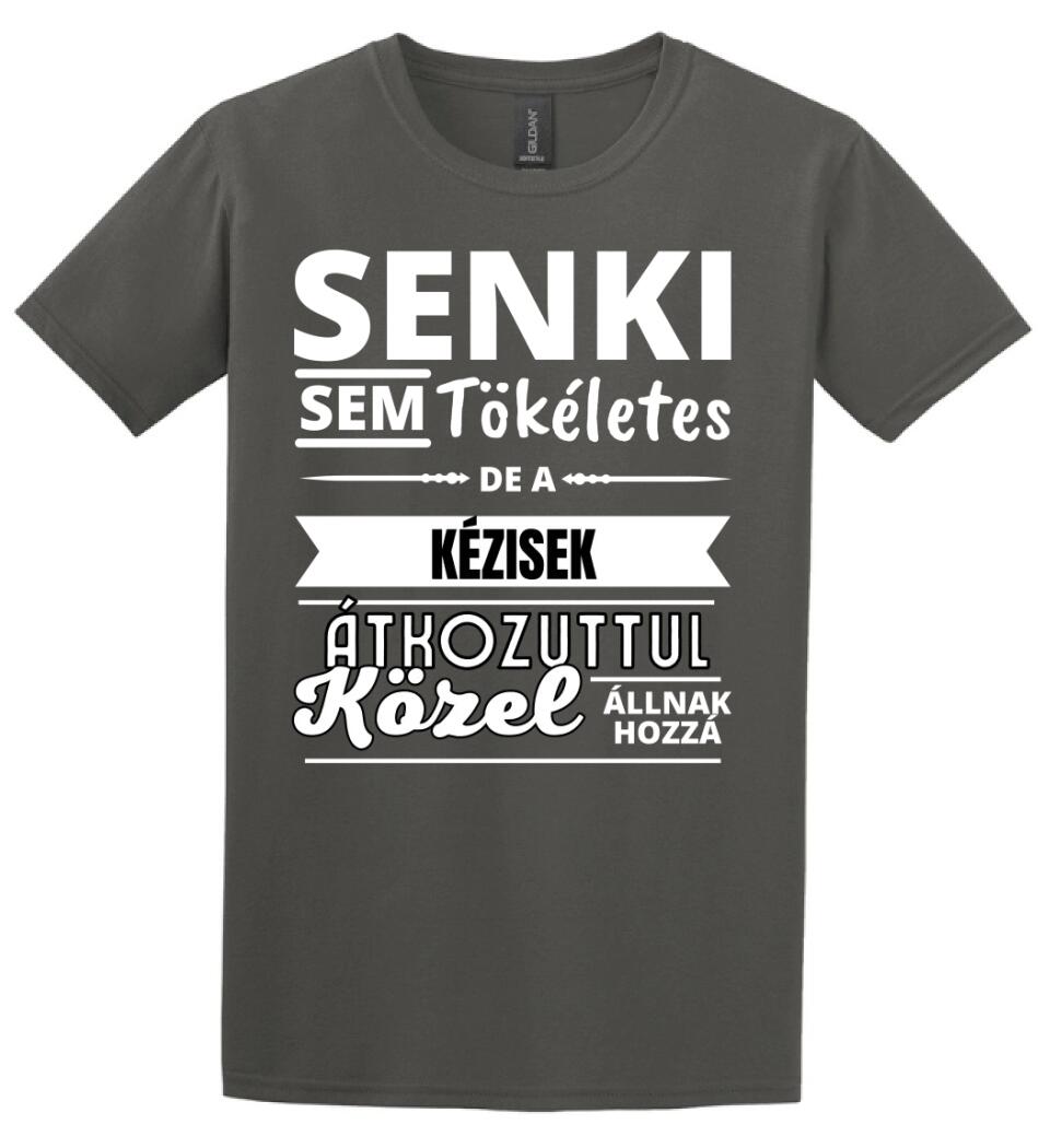 SENKI SEM TÖKÉLETES DE  KÉZISEK