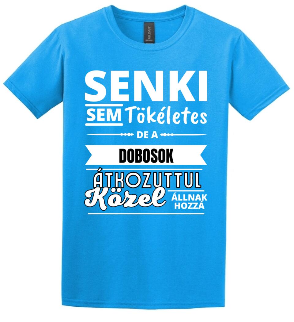 SENKI SEM TÖKÉLETES DE  DOBOSOK