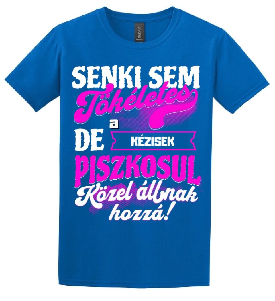 SENKI SEM TÖKÉLETES DE A_AZ  KÉZISEK ÁTKOZOTTUL KÖZEL ÁLLNAK  HOZZÁ