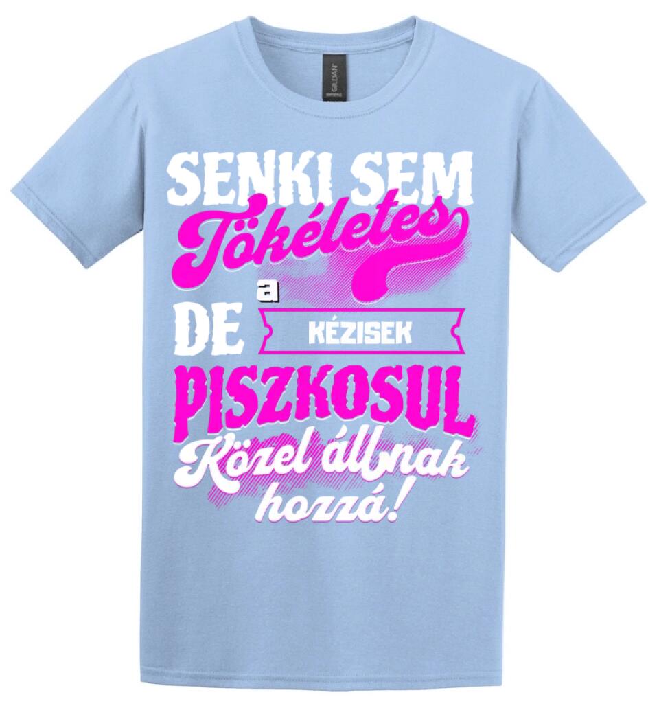 SENKI SEM TÖKÉLETES DE A_AZ  KÉZISEK ÁTKOZOTTUL KÖZEL ÁLLNAK  HOZZÁ