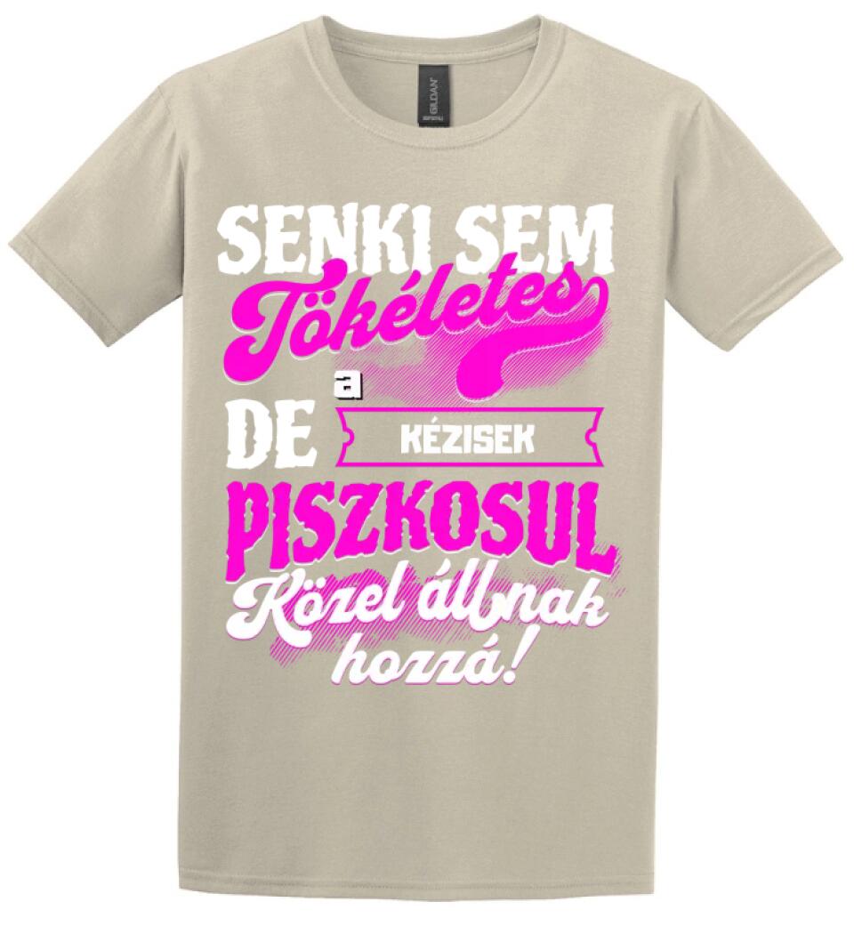 SENKI SEM TÖKÉLETES DE A_AZ  KÉZISEK ÁTKOZOTTUL KÖZEL ÁLLNAK  HOZZÁ