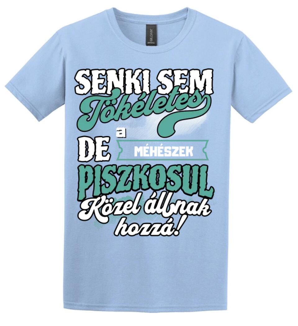 SENKI SEM TÖKÉLETES DE A_AZ  MÉHÉSZEK ÁTKOZOTTUL KÖZEL ÁLLNAK  HOZZÁ