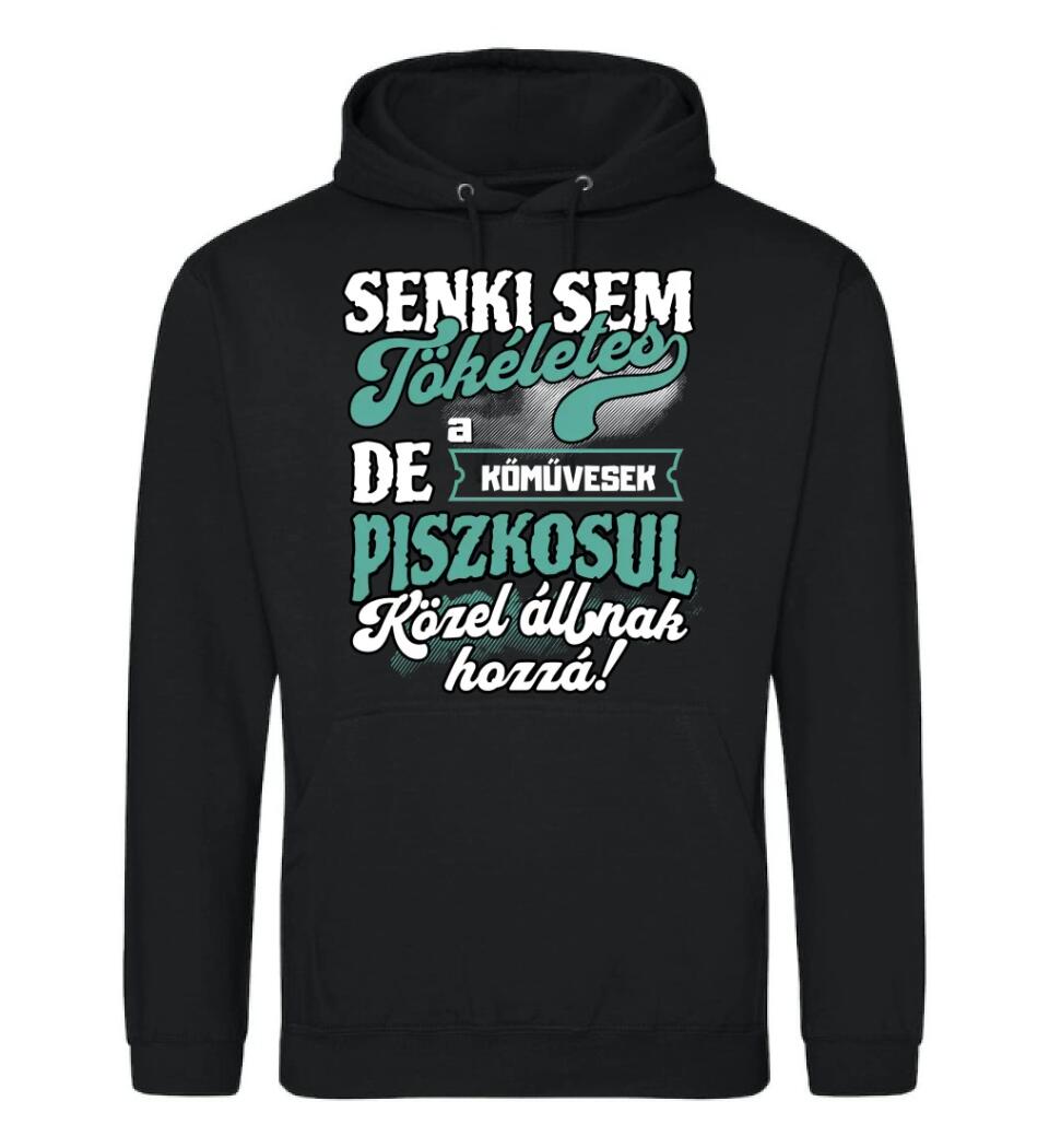 SENKI SEM TÖKÉLETES DE A_AZ  KŐMŰVESEK ÁTKOZOTTUL KÖZEL ÁLLNAK  HOZZÁ