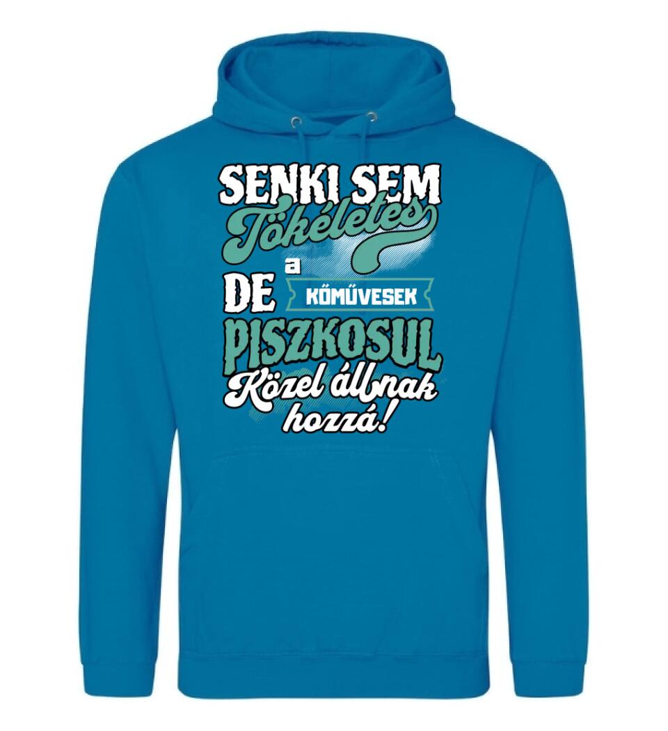 SENKI SEM TÖKÉLETES DE A_AZ  KŐMŰVESEK ÁTKOZOTTUL KÖZEL ÁLLNAK  HOZZÁ