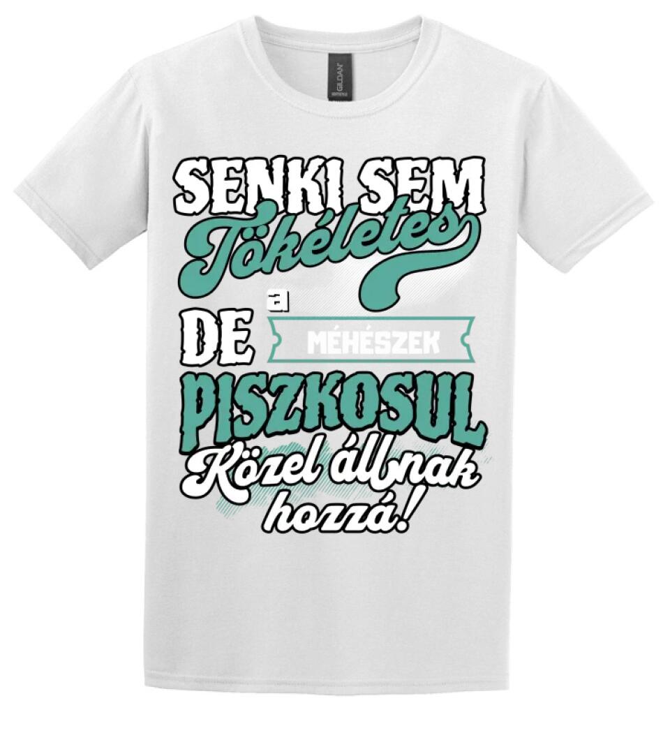 SENKI SEM TÖKÉLETES DE A_AZ  MÉHÉSZEK ÁTKOZOTTUL KÖZEL ÁLLNAK  HOZZÁ