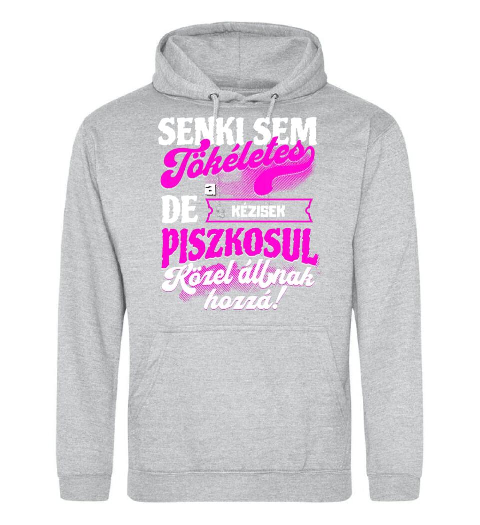 SENKI SEM TÖKÉLETES DE A_AZ  KÉZISEK ÁTKOZOTTUL KÖZEL ÁLLNAK  HOZZÁ