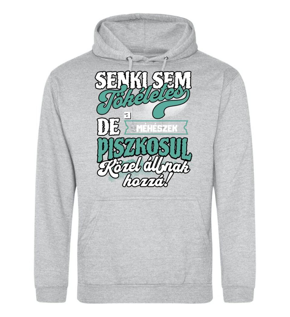 SENKI SEM TÖKÉLETES DE A_AZ  MÉHÉSZEK ÁTKOZOTTUL KÖZEL ÁLLNAK  HOZZÁ