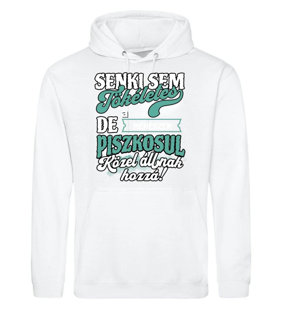 SENKI SEM TÖKÉLETES DE A_AZ  MÉHÉSZEK ÁTKOZOTTUL KÖZEL ÁLLNAK  HOZZÁ